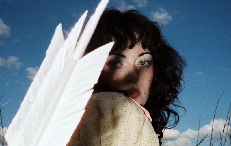 Η Violet Grohl, κόρη του Dave Grohl, ανακοινώνει το ντεμπούτο της άλμπουμ «Be Sweet to Me» με το single «595», εμπνευσμένο από γραμμή hotline